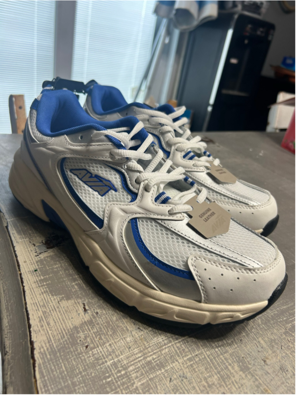 Men's Avia Sneakers Size 11 White and Blue